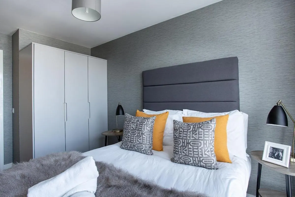Exclusive High-Floor Apartment With Breathtaking Titanic & Waterfront Views Sleeps 6 Belfast
