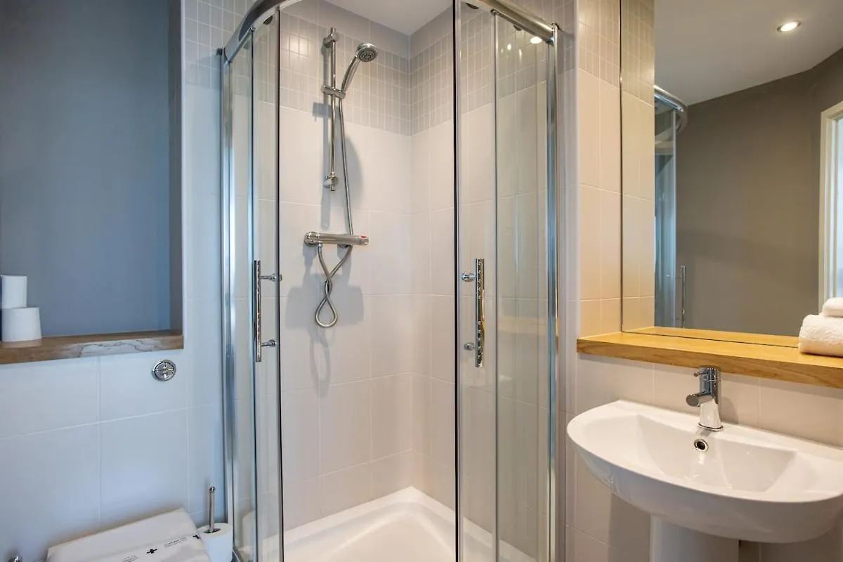 Exclusive High-Floor Apartment With Breathtaking Titanic & Waterfront Views Sleeps 6 Belfast